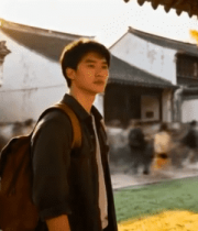 男子于古镇中驻足远望4458#横屏 