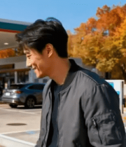 男子在加油站旁给新能源汽车充电12823#横屏 