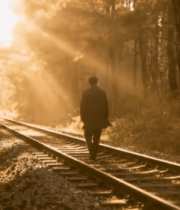 男子于林间铁轨漫步4653#横屏 
