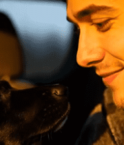 男子与黑狗亲昵互动2878#横屏 