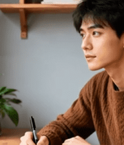 男子室内桌前持笔书写11547#横屏 