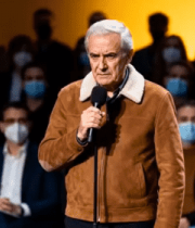 男子手持话筒在人群前讲话14989#横屏 