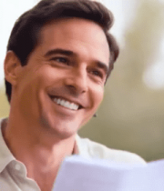 男子手持纸张在花丛前讲话14350#横屏 