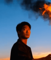 男子手持火炬于日落时分5473#横屏 