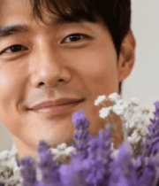 男子手持薰衣草近景画面3305#横屏 