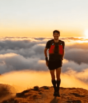 男子山顶张开双臂享受风光13884#横屏 