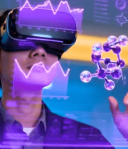 男子实验室体验虚拟现实技术791#横屏 