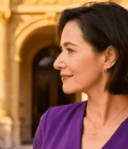 	 紫衣女士户外微笑拍摄画面2976#横屏 