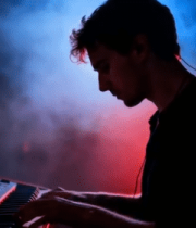 男子舞台演奏电子键盘12113#横屏 