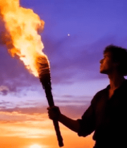 男子手持火炬于黄昏场景1768#横屏 