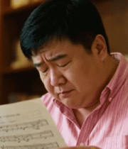 男子室内专注看乐谱7119#横屏 