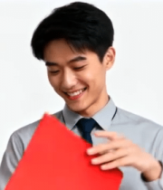 男子手持红色卡纸特写2202#横屏 