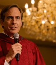 	 男子身着红袍手持麦克风演讲14793#横屏 