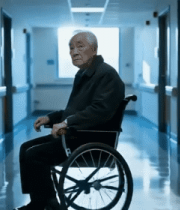 坐轮椅老人在医院走廊前行5555#横屏 