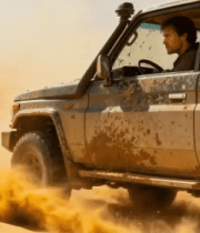 男子沙漠驾驶越野车4498#横屏 