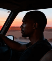 男子沙漠驾车日落景象12537#横屏 