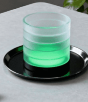 桌上带绿色液体的玻璃杯餐具6860#横屏 