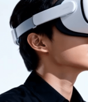 男子佩戴眼镜体验科技9440#横屏 