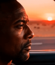 男子驾车于日落时分的公路4415#横屏 