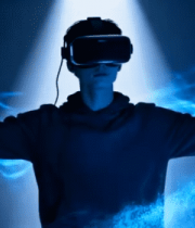 男子佩戴眼镜感受虚拟现实3617#横屏 