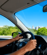 	 男子驾驶汽车城市道路行驶11580#横屏 