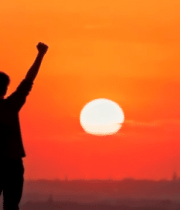男子日落时振臂站立的剪影2155#横屏 