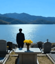 男子墓地献花眺望山水2303#横屏 