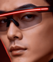 男子佩戴智能眼镜和耳机1371#横屏 