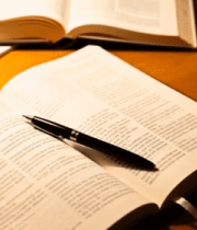 桌上翻开的书籍与文具13250#横屏 