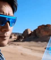 男子沙漠中操作虚拟屏幕10225#横屏 