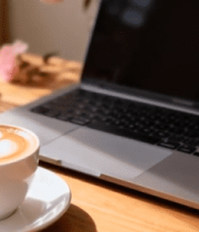 桌上笔记本电脑与咖啡花卉5389#横屏 