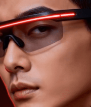 男子佩戴智能眼镜和耳机1371#横屏 