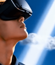 男子佩戴眼镜体验虚拟现实(3)9772#横屏 