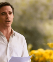 男子户外手持纸张讲话7415#横屏 