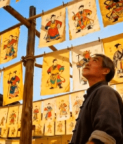 	 男子观赏悬挂的传统人物画作5785#横屏 