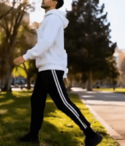 男子公园内休闲站立10539#横屏 