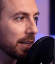 男子戴耳机对着麦克风录音4229#横屏 