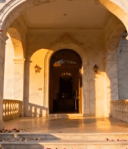 装饰鲜花的别墅建筑入口193#横屏 