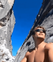 男性攀岩者仰视岩壁8168#横屏 