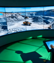 男子操控屏幕监控矿山作业13467#横屏 