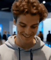 	 男子参观科技展馆785#横屏 