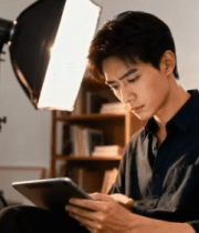 	 男性室内使用平板电脑画面4705#横屏 