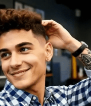 	 男士在理发店整理头发9141#横屏 