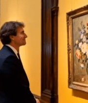 男士在美术馆观赏画作10784#横屏 