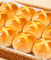 竹篮中摆放的十字花纹面包5769#横屏 