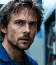 男性工人机房设备前特写11300#横屏 