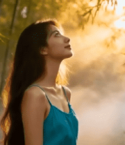 竹林中女子仰头沐浴阳光14539#横屏 