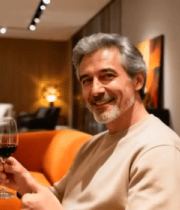 男士于室内沙发持红酒杯点赞6508#横屏 