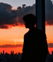 男人夕阳下眺望城市剪影12972#横屏 