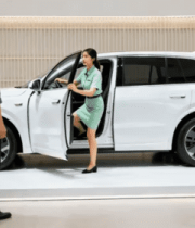 男女于车展体验新能源汽车14104#横屏 